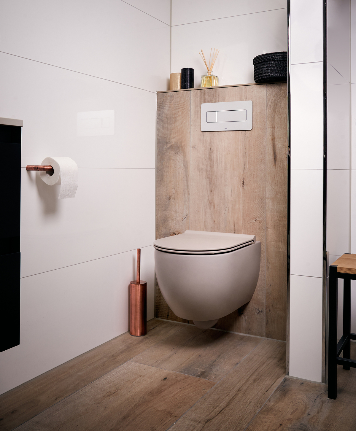 wandcloset gio cement grijs met duero oud koper toiletolhouder en borstelgarnituur